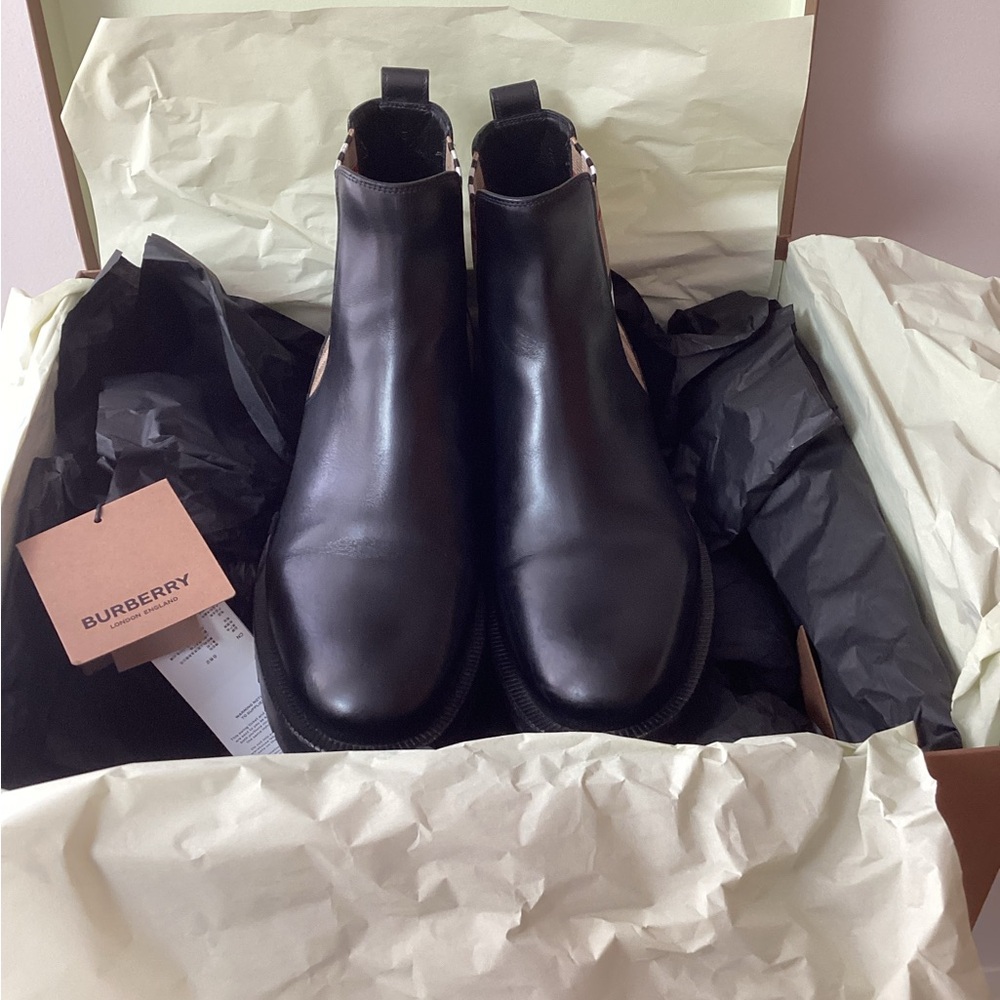 Burberry Sleek Black Leather Ankle Boots